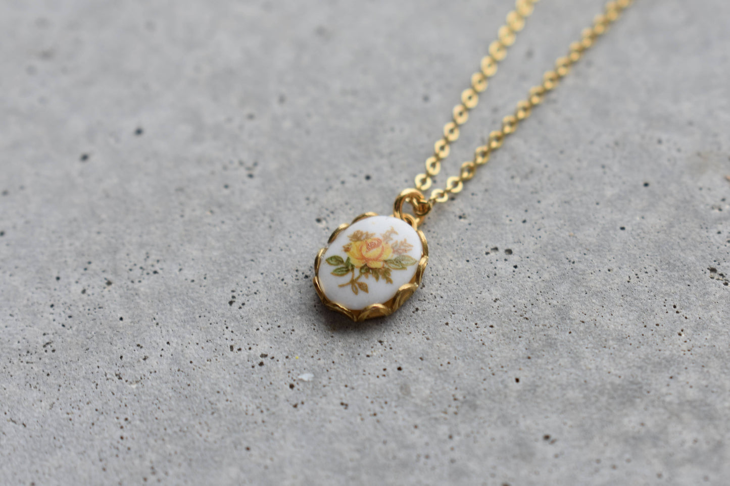 Vintage Floral Necklace - Yellow Rose